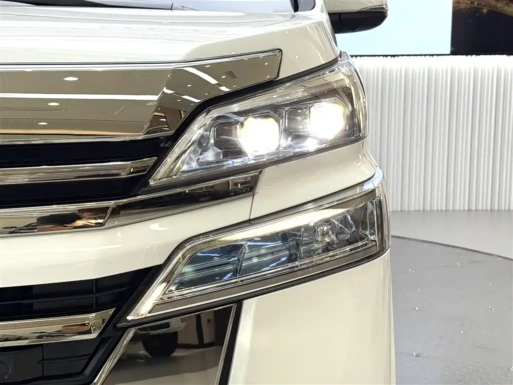 Toyota Vellfire 2022 — фото 17
