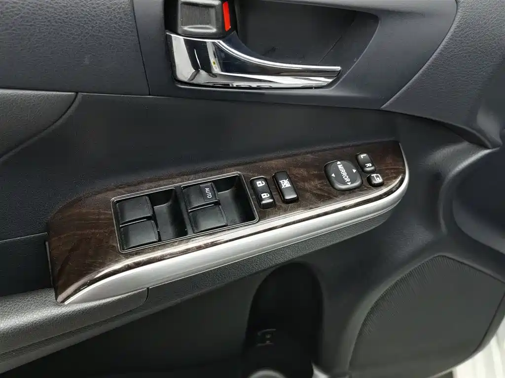 Toyota Camry 2016 — фото 9