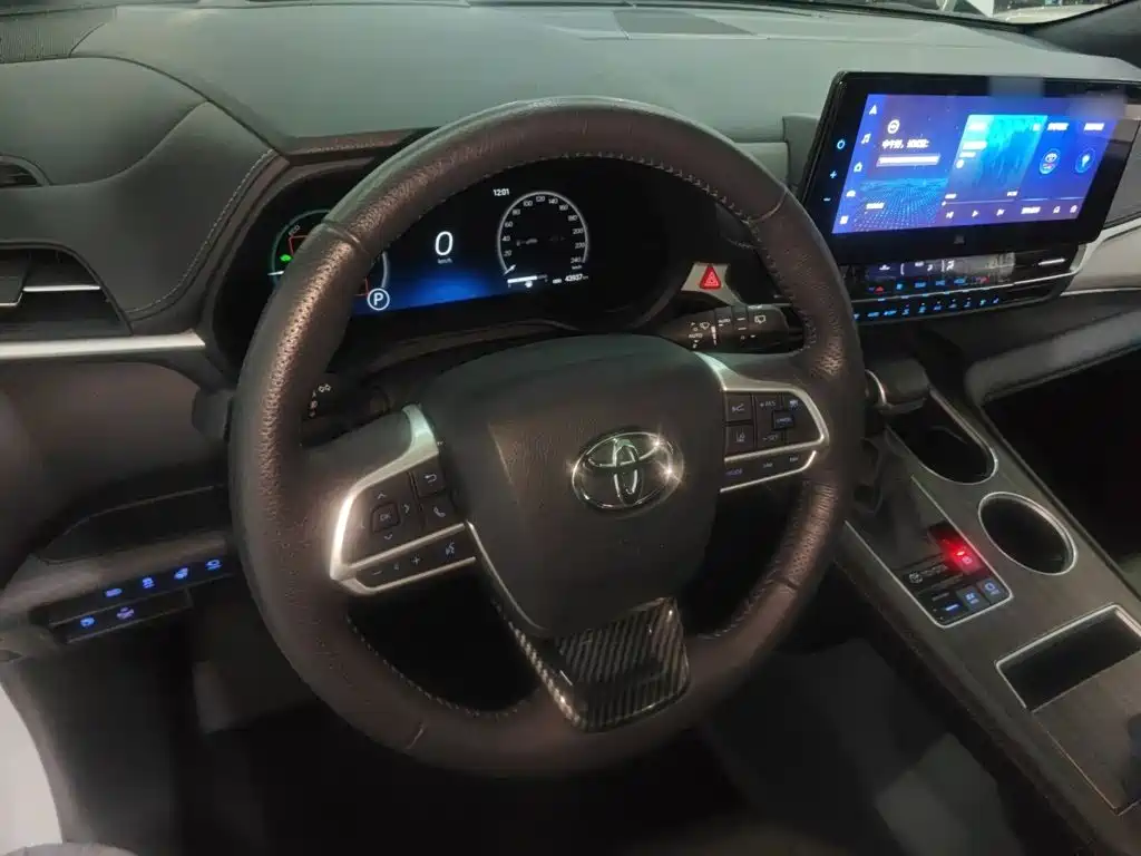 Toyota Granvia 2023 — фото 10