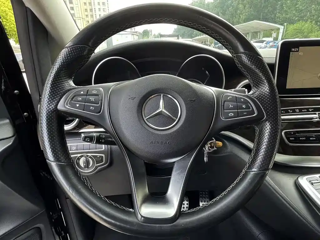 Mercedes-Benz V-Class 2020 — фото 11