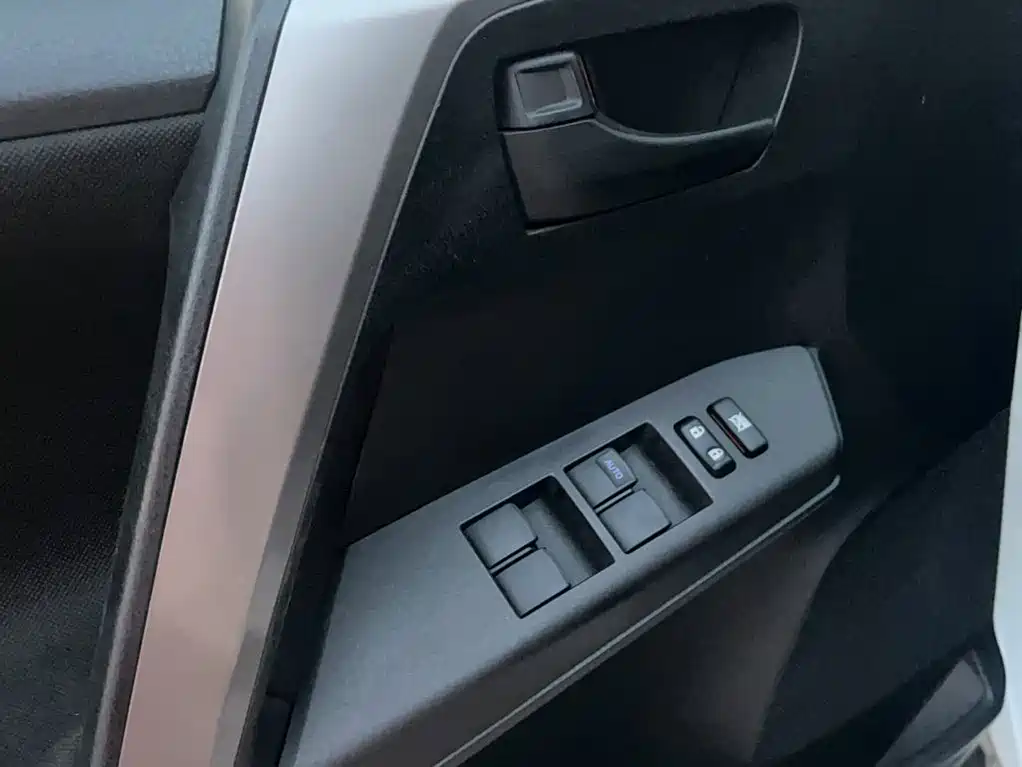 Toyota RAV4 2017 — фото 16