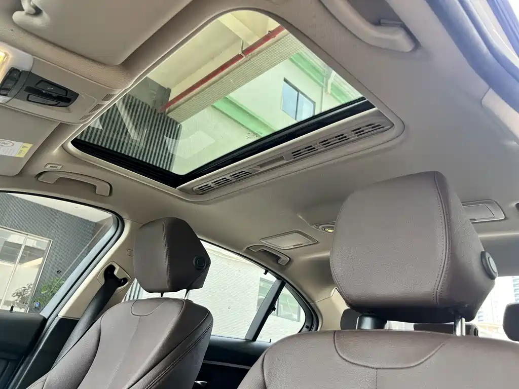BMW 3 Series 2019 — фото 16
