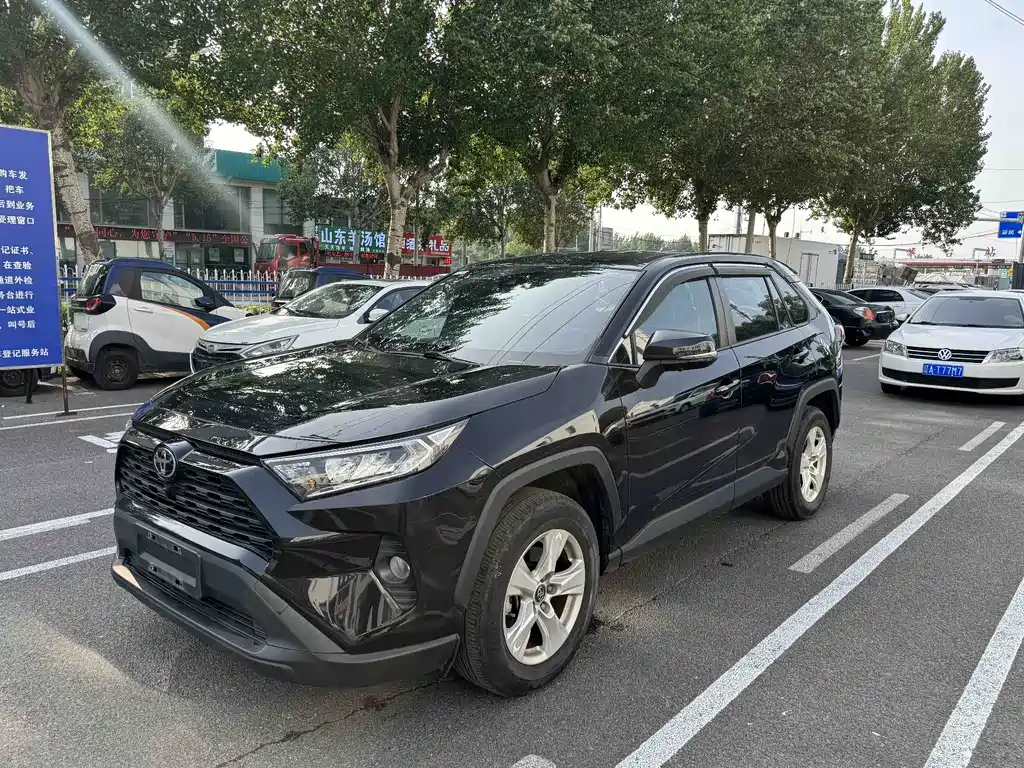 Toyota RAV4 2022 — фото 1