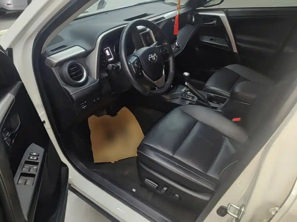 Toyota RAV4 2019 — фото 16