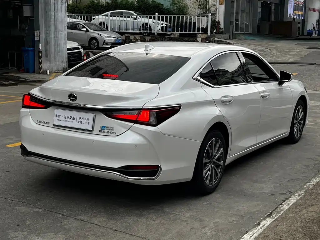 Lexus ES 2023 — фото 10
