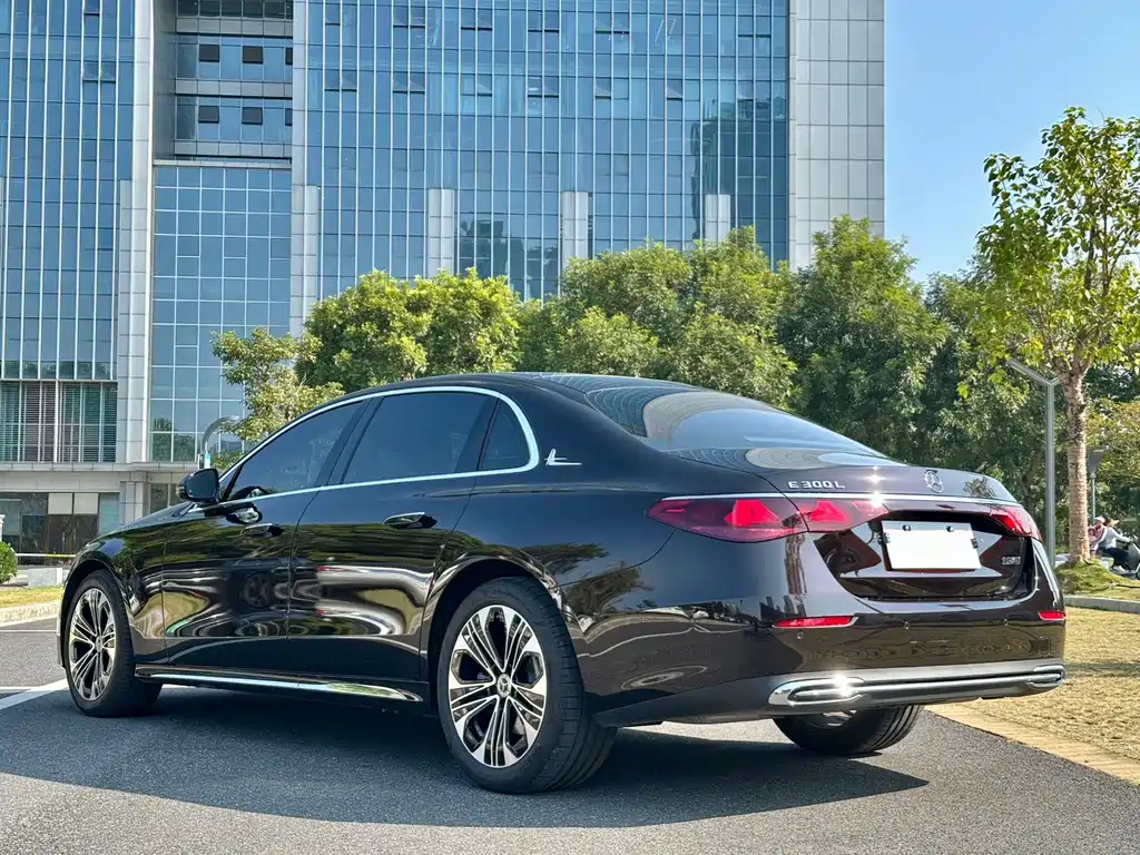 Mercedes-Benz E-Class 2025 — фото 12