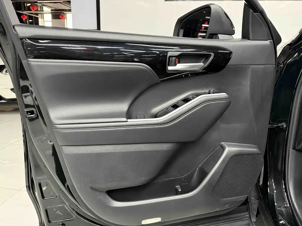Toyota Highlander 2024 — фото 12
