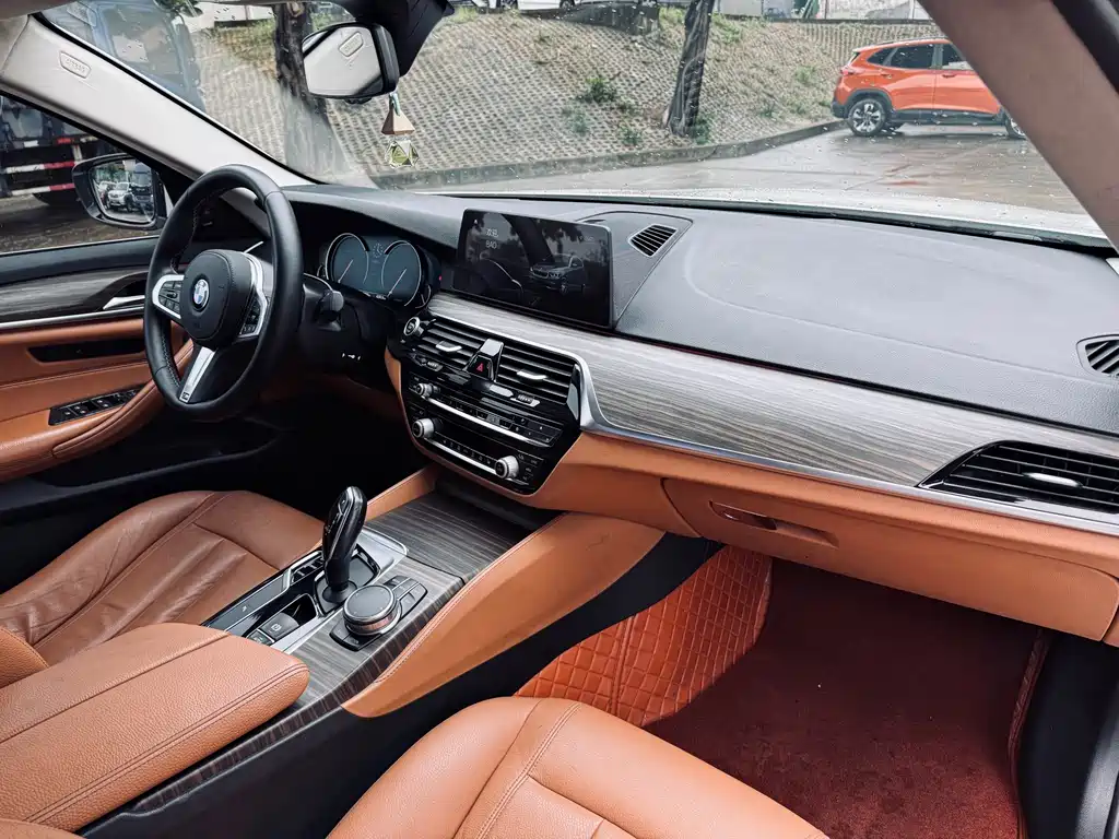 BMW 5 Series 2018 — фото 25