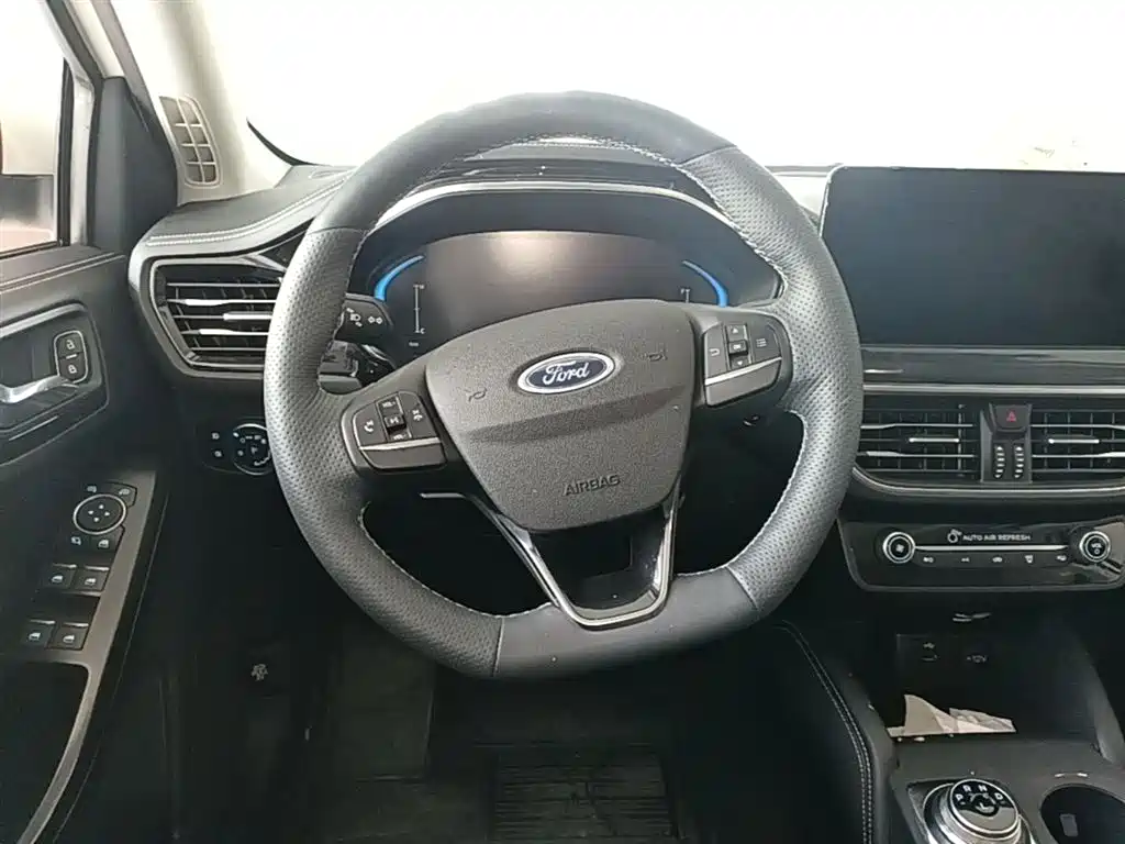 Ford Focus 2022 — фото 11
