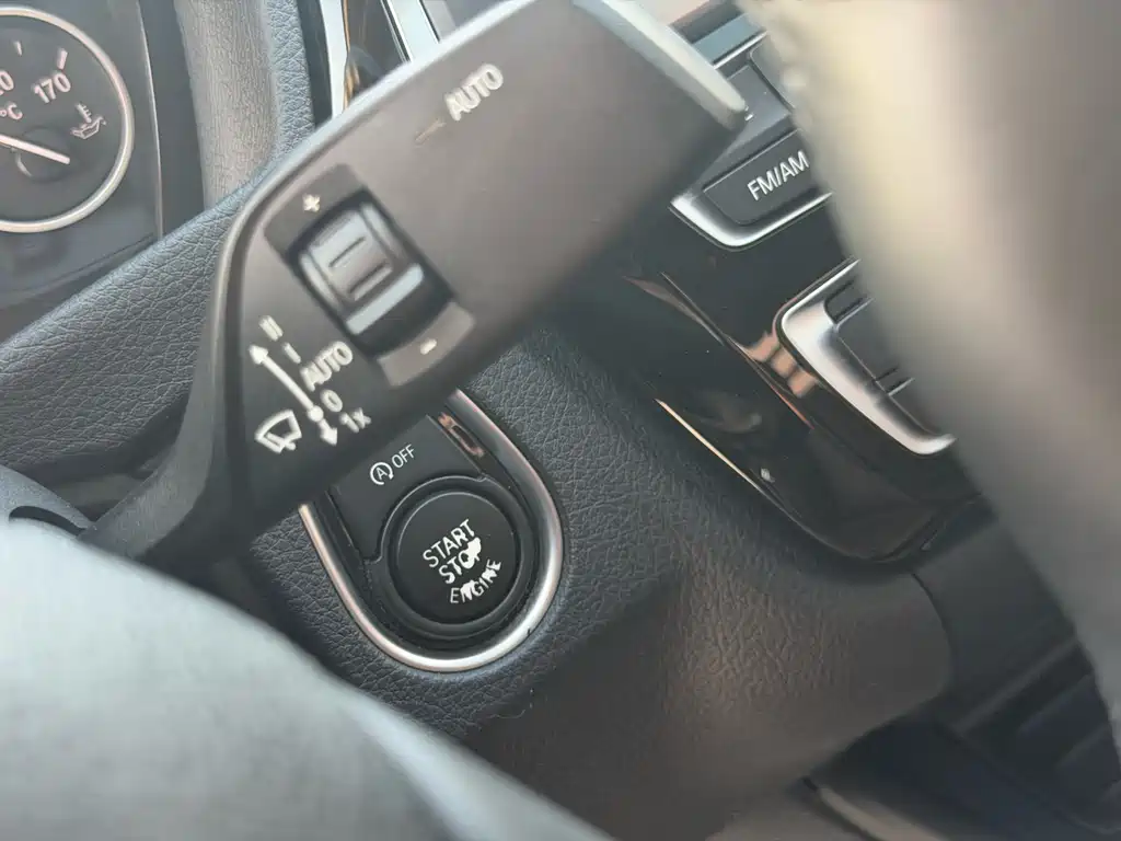BMW 3 Series 2019 — фото 18