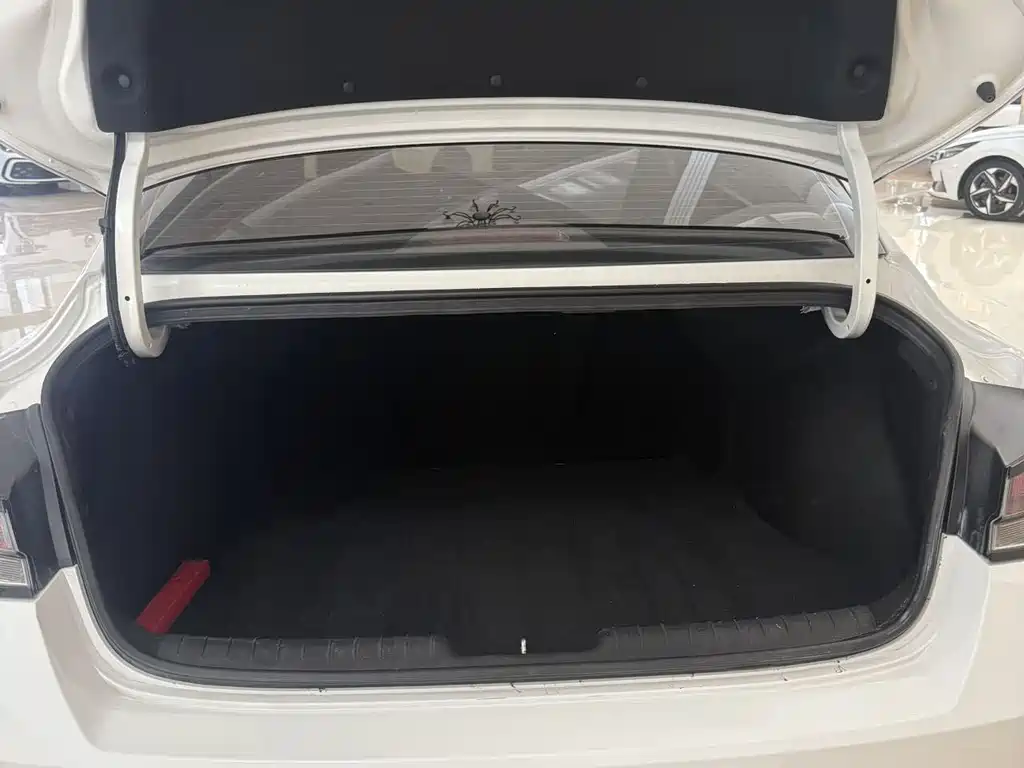 Hyundai Elantra 2023 — фото 16