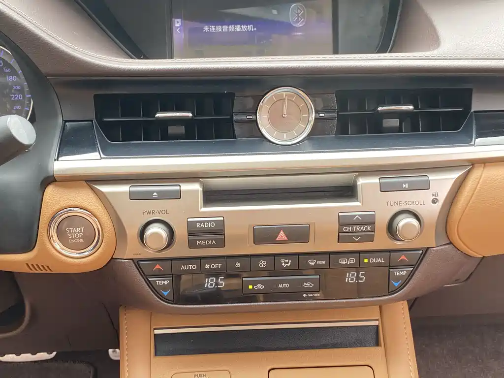 Lexus ES 2017 — фото 12