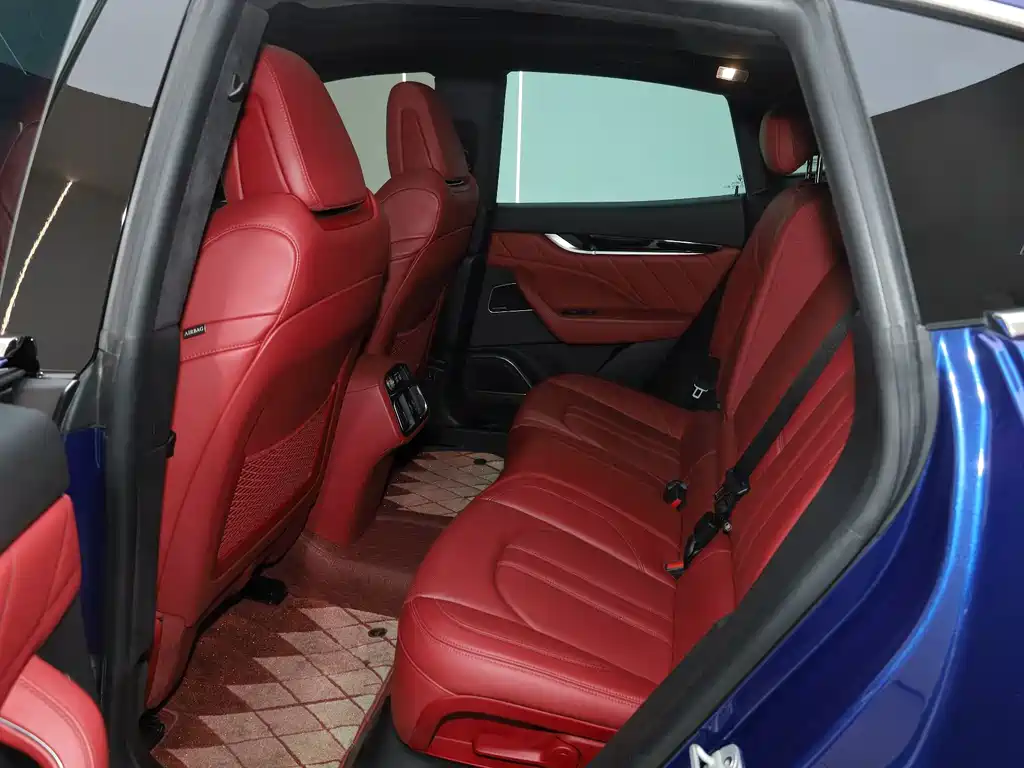 Maserati Levante 2023 — фото 15