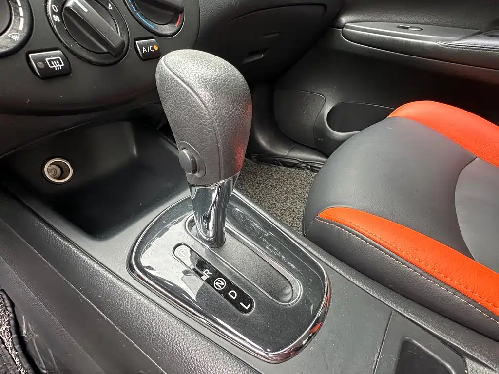 Nissan Tiida 2015 — фото 11