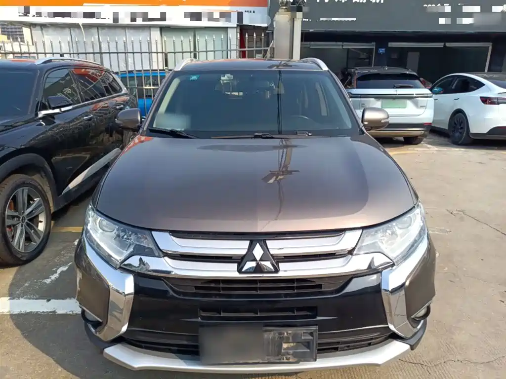 Mitsubishi Outlander 2018 — фото 3
