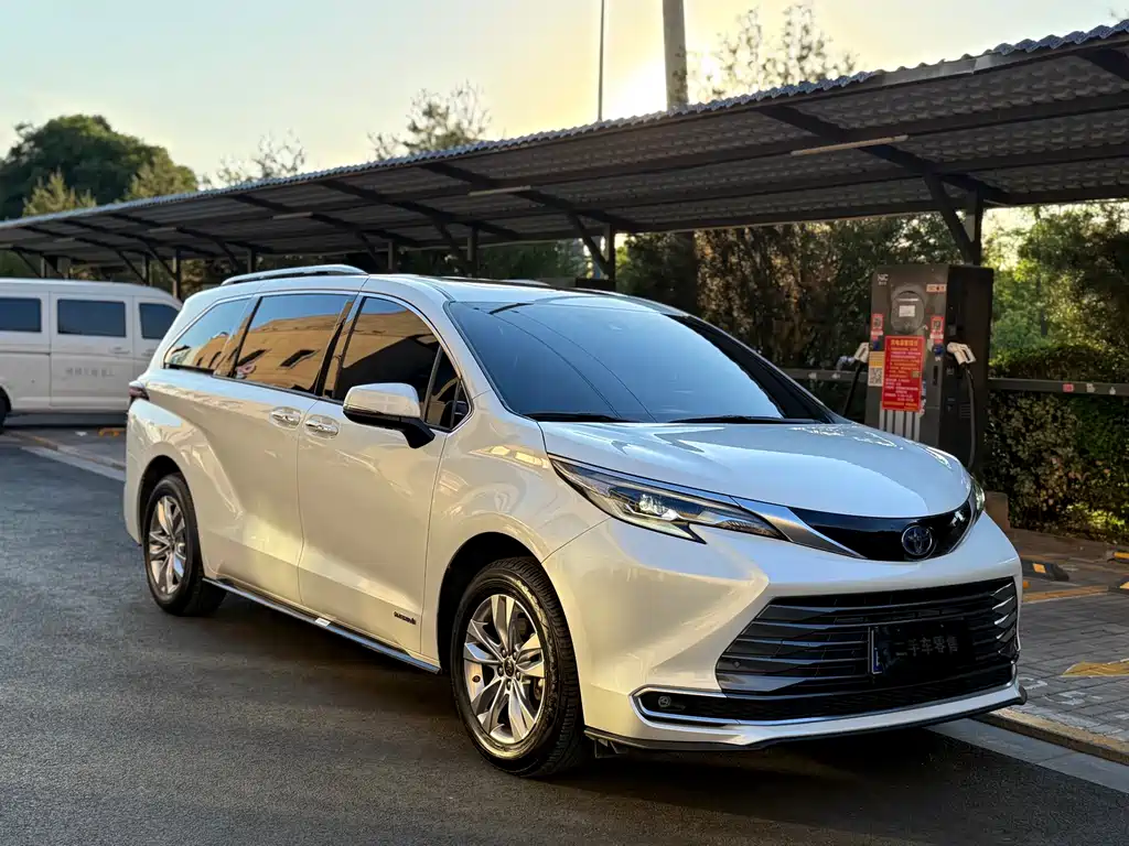 Toyota Sienna 2022 — фото 3