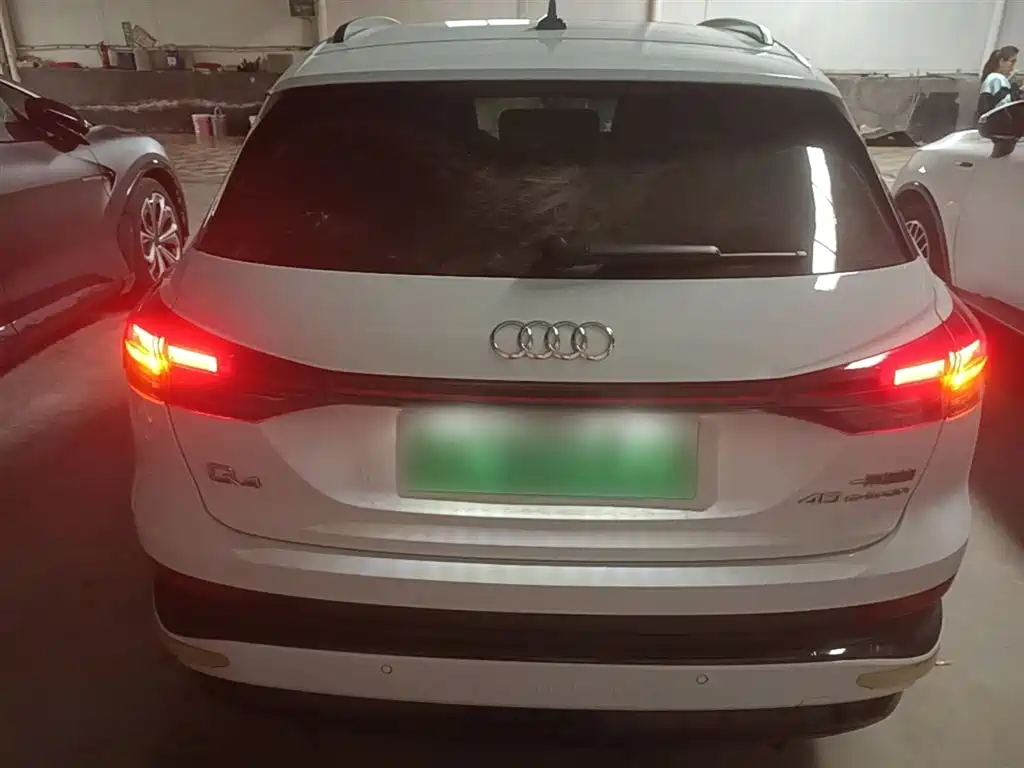 Audi Q4 e-tron 2023 — фото 6