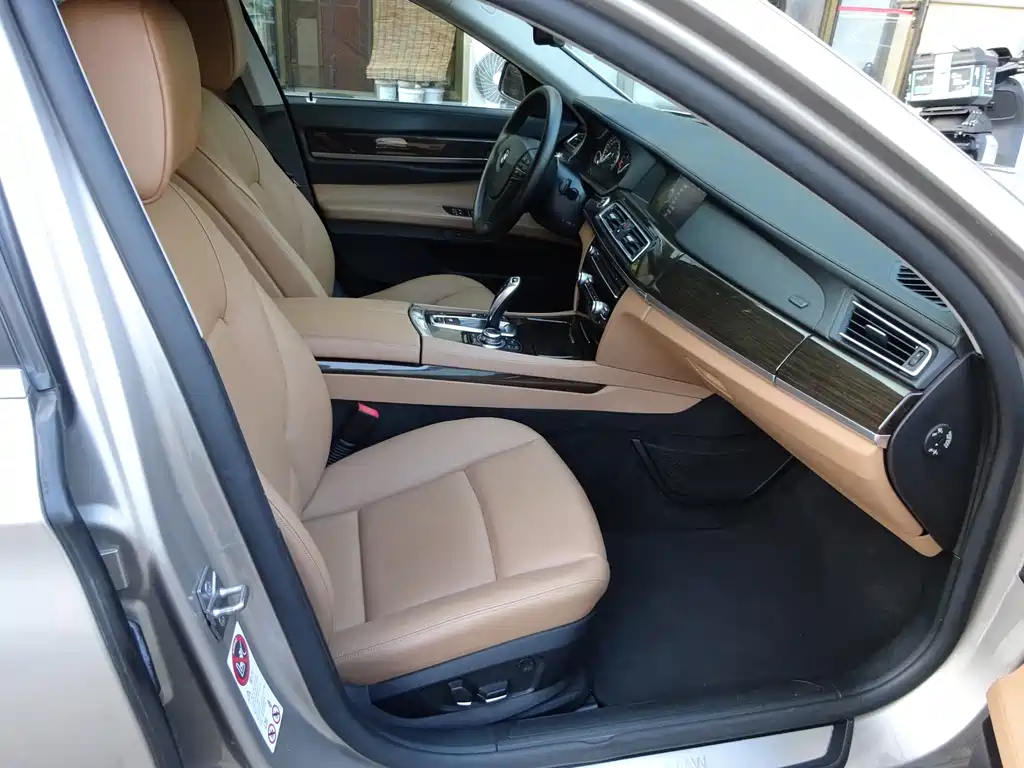 BMW 7 Series 2011 — фото 10