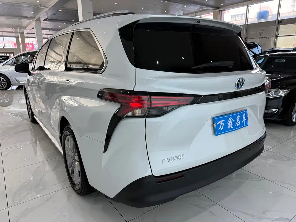 Toyota Sienna 2023 — фото 18