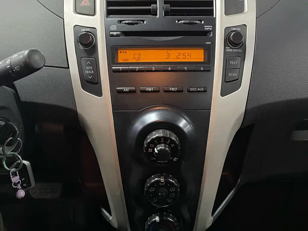 Toyota Yaris 2012 — фото 21
