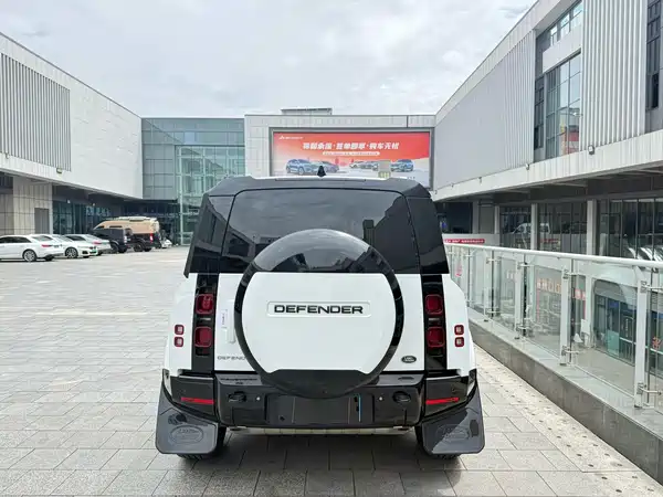 Land Rover Defender 2024