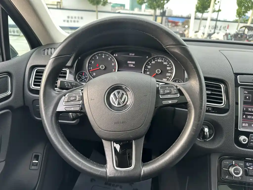 Volkswagen Touareg 2017 — фото 21