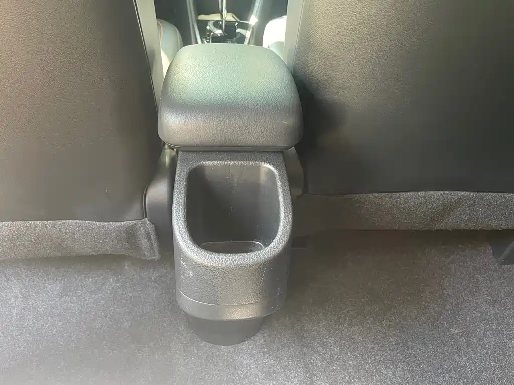 Toyota Yaris L 2023 — фото 19
