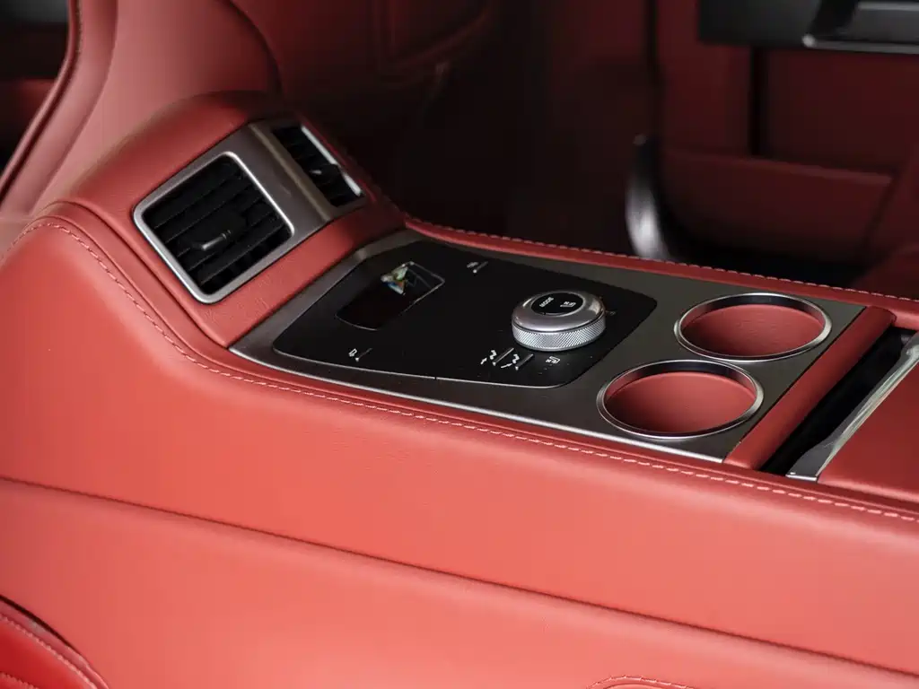 Aston Martin Rapide 2019 — фото 20