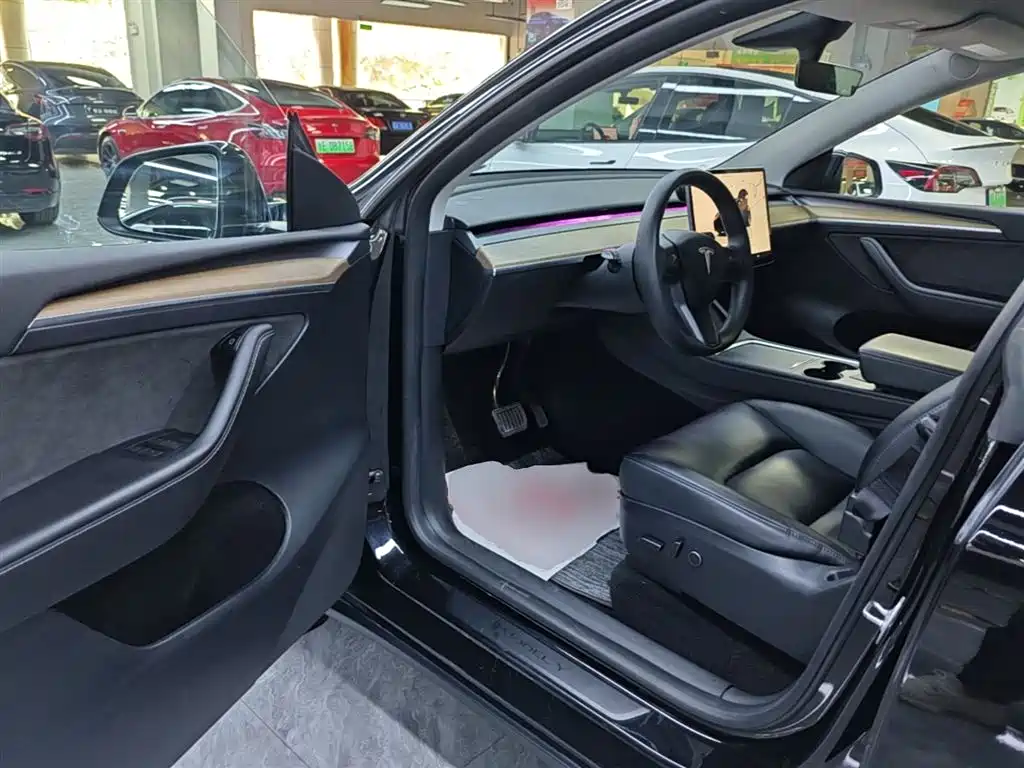 Tesla Model Y 2023 — фото 16