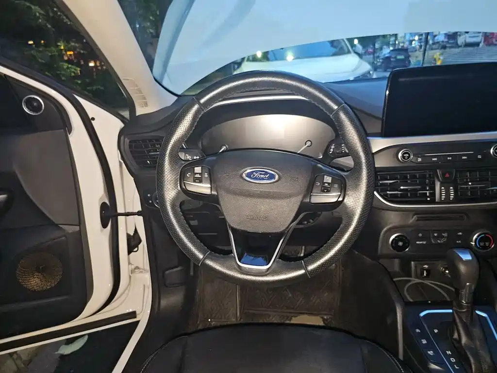 Ford Focus 2019 — фото 11