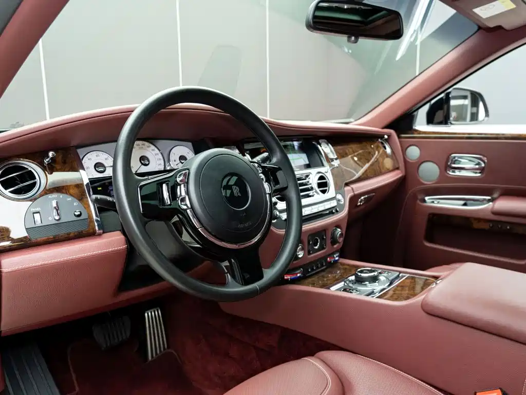 Rolls-Royce Ghost 2018 — фото 10