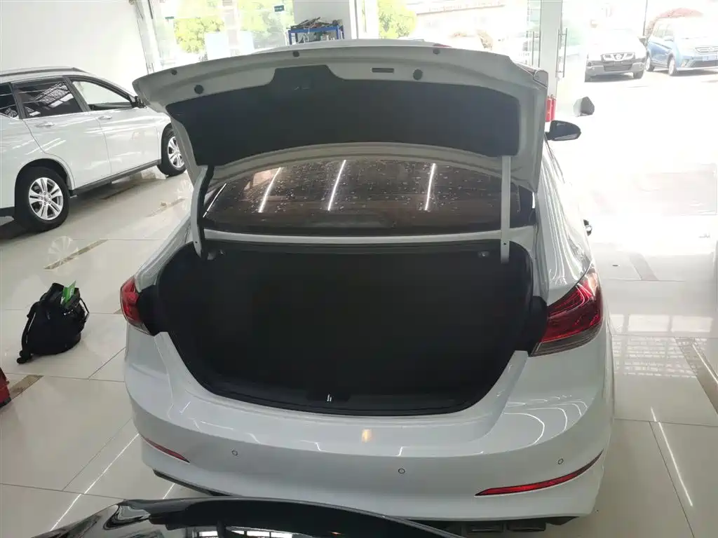 Hyundai Elantra 2019 — фото 15