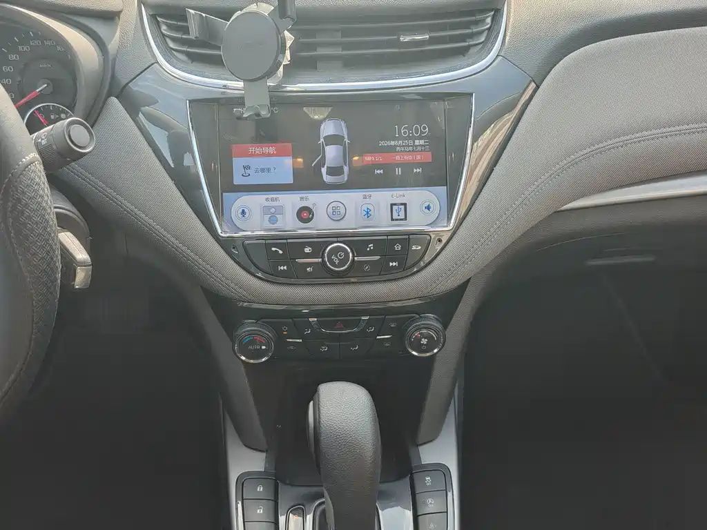 Chevrolet Malibu 2017 — фото 12