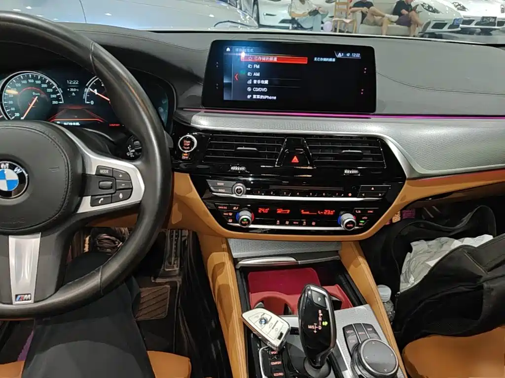 BMW 5 Series 2018 — фото 10