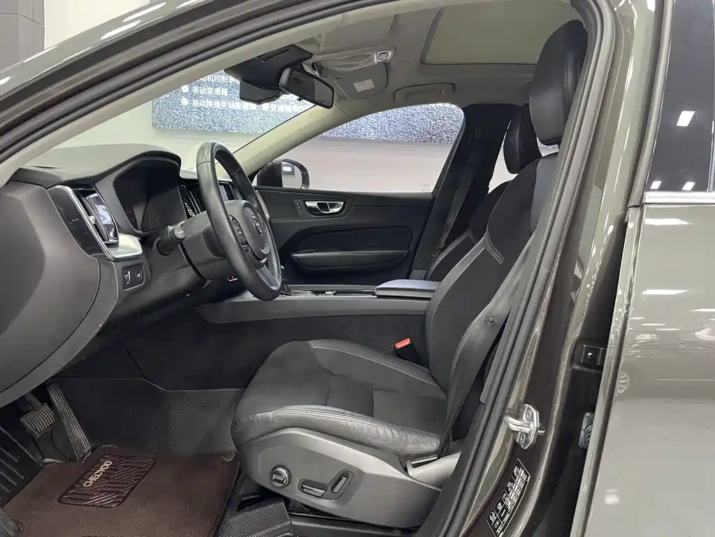 Volvo XC60 2019 — фото 17