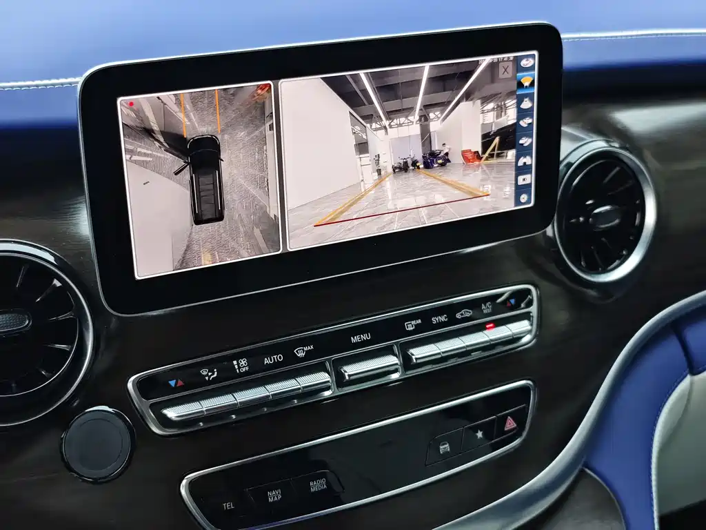 Mercedes-Benz V-Class 2023 — фото 20
