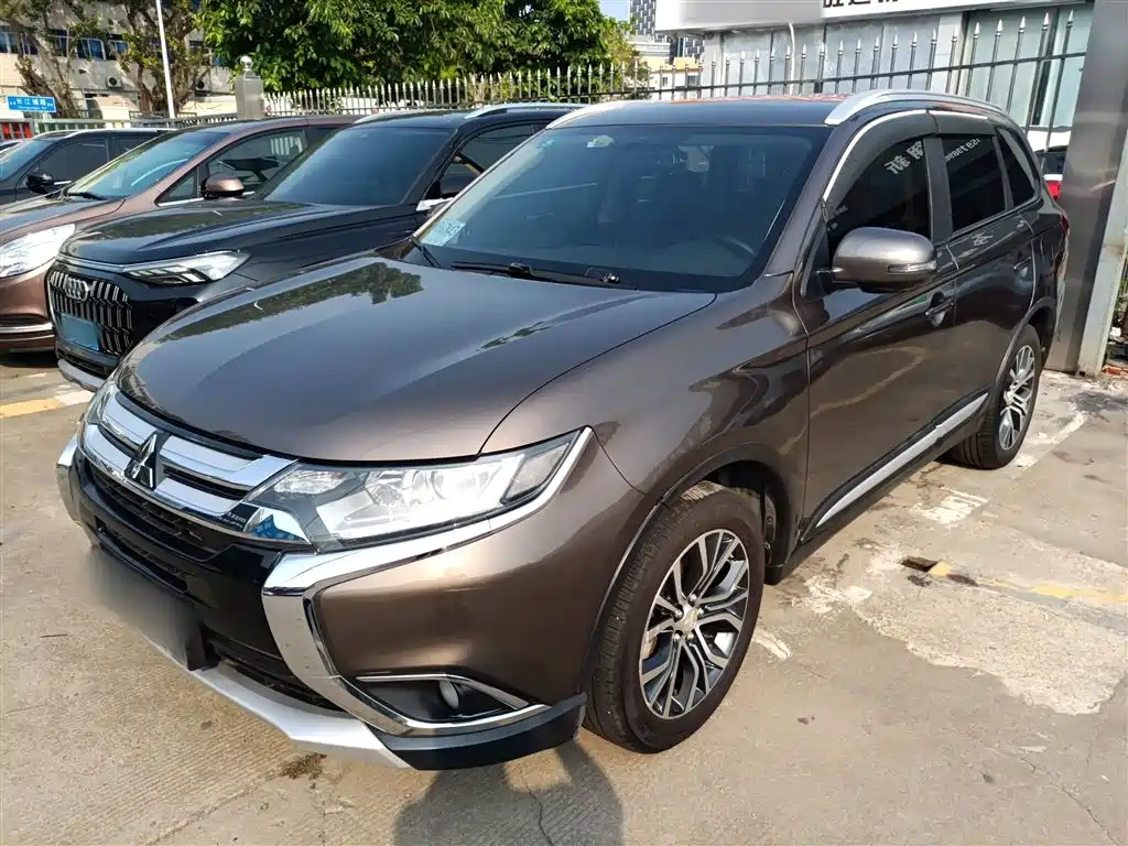 Mitsubishi Outlander 2018 — фото 2