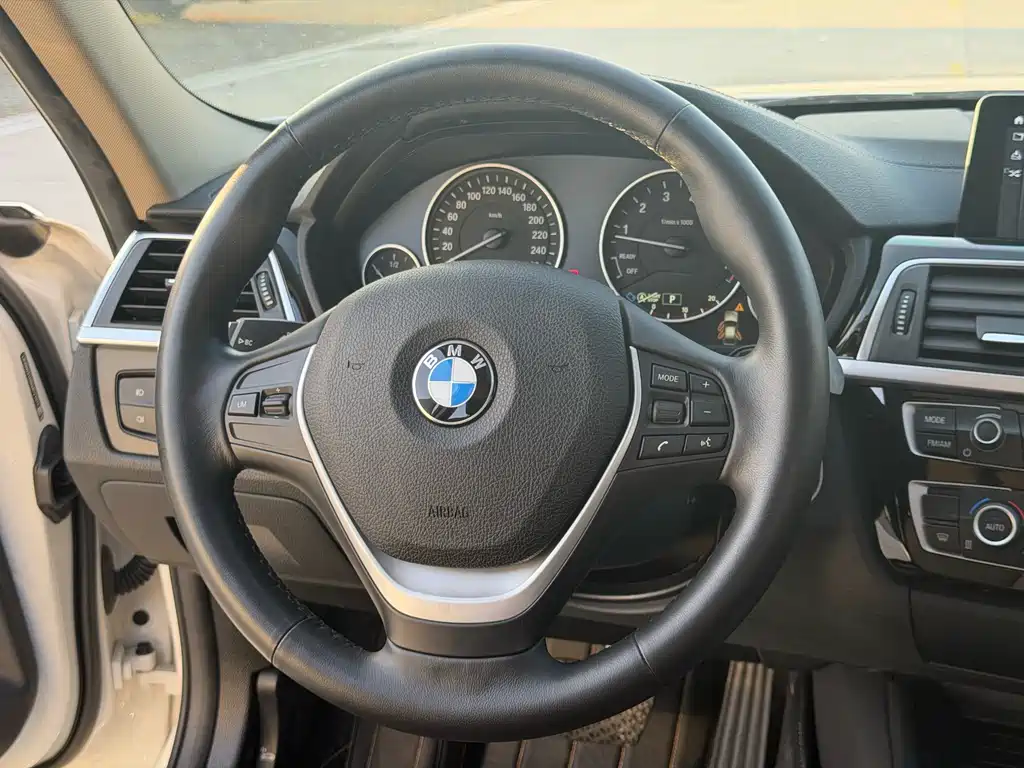 BMW 3 Series 2019 — фото 12
