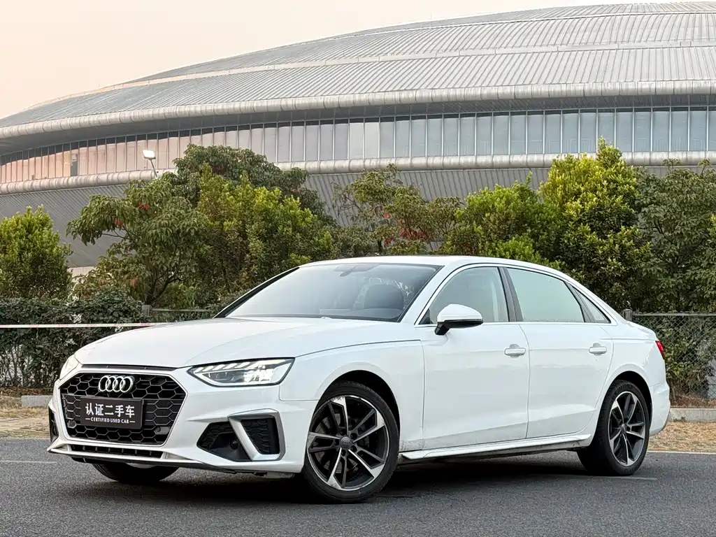 Audi A4L 2020 — фото 1