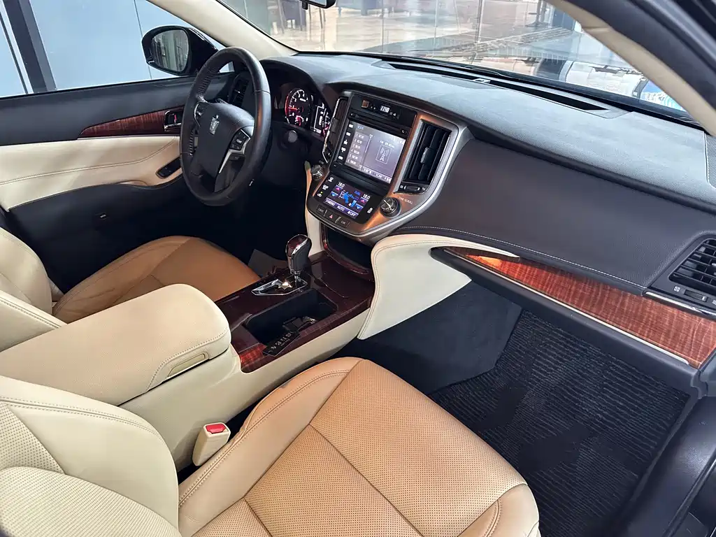 Toyota Crown 2015 — фото 15