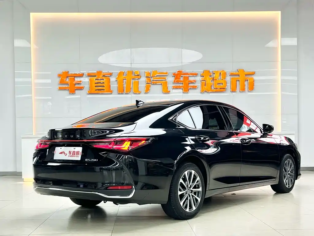 Lexus ES 2025