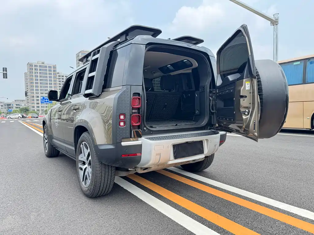 Land Rover Defender 2022 — фото 18