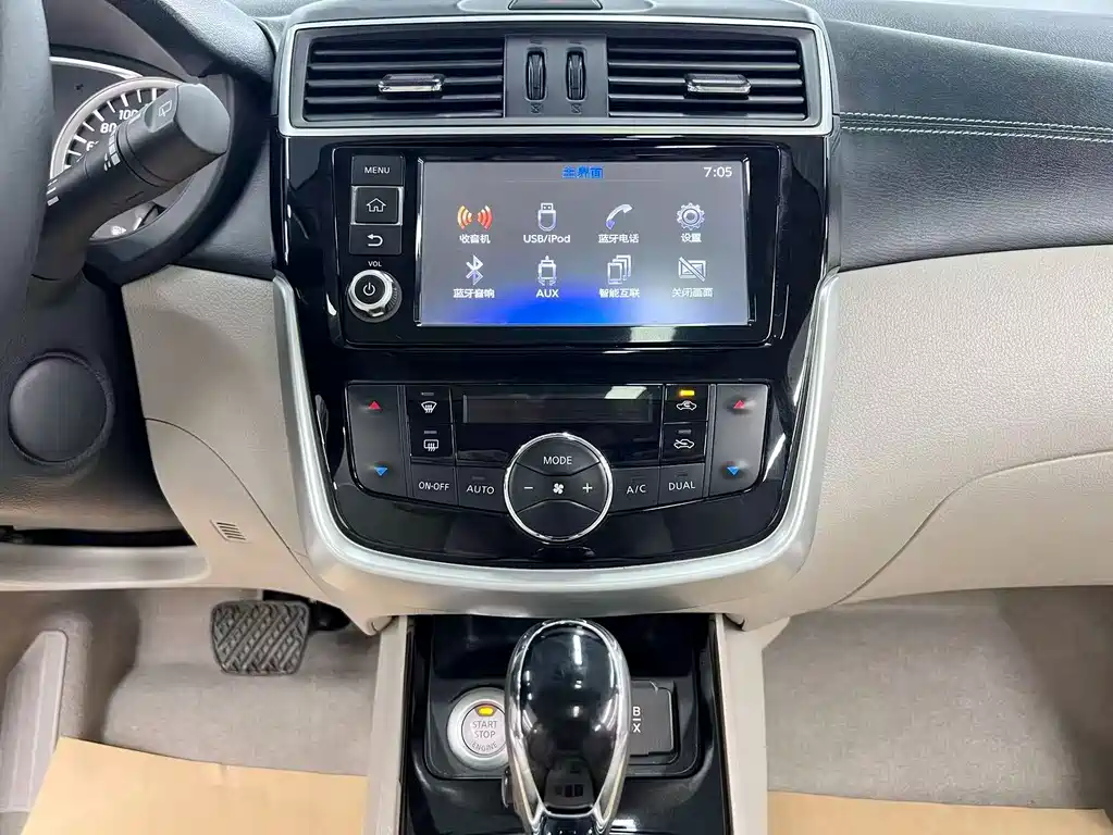 Nissan Tiida 2017 — фото 11