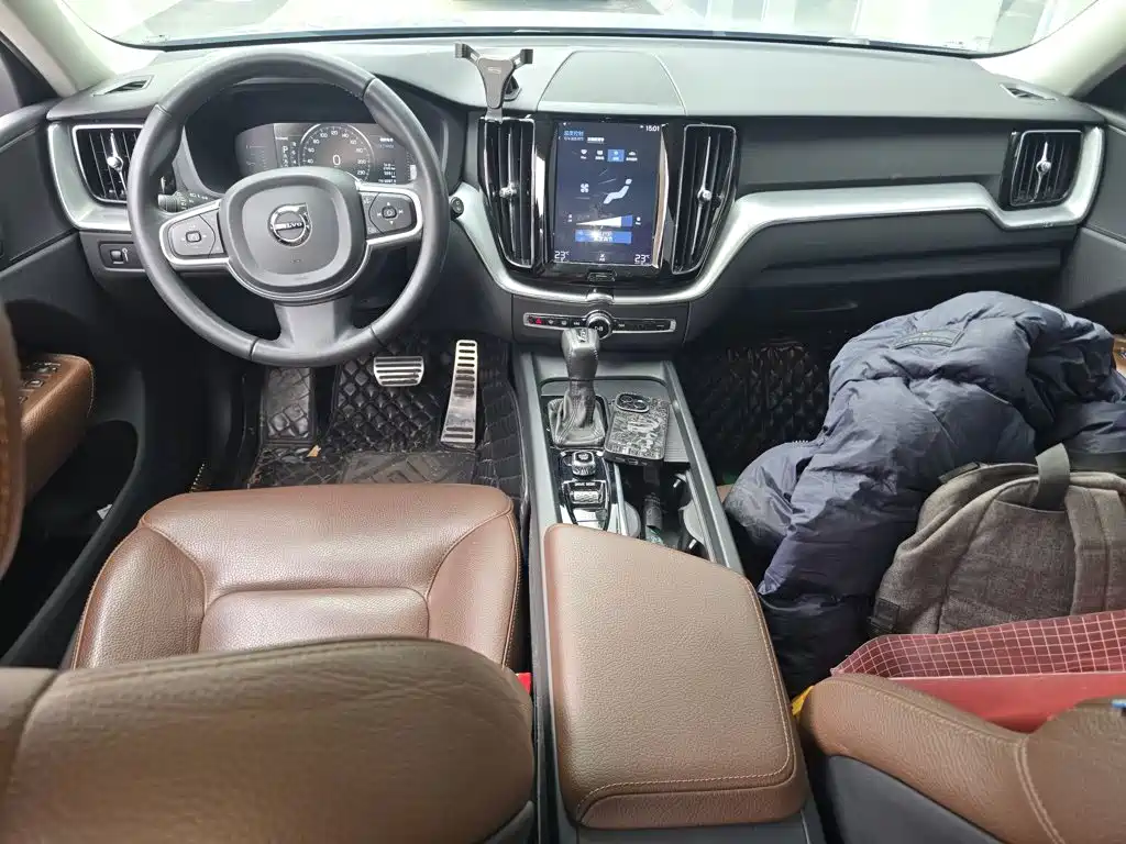 Volvo XC60 2018 — фото 13