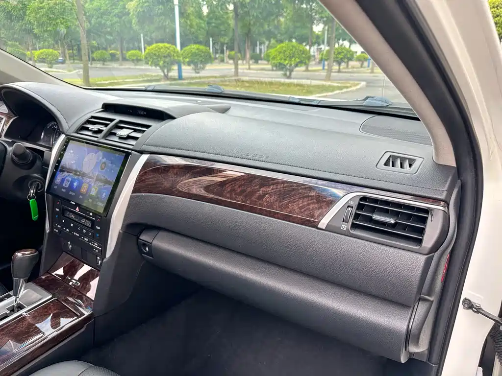 Toyota Camry 2015 — фото 18