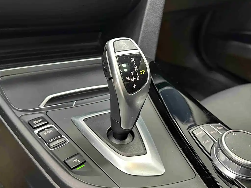 BMW 3 Series 2019 — фото 14