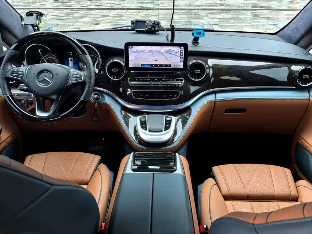 Mercedes-Benz V-Class 2024 — фото 14