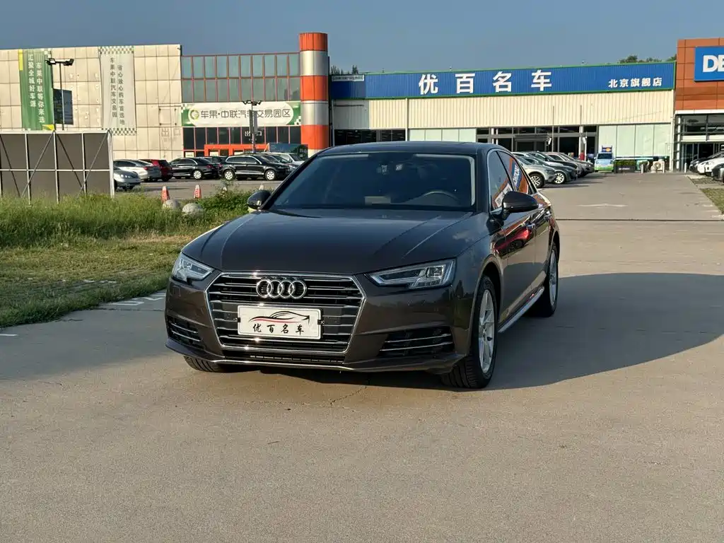 Audi A4L 2018 — фото 1