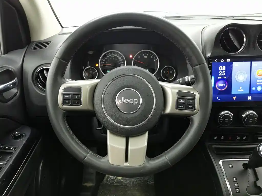 Jeep Compass 2013 — фото 11