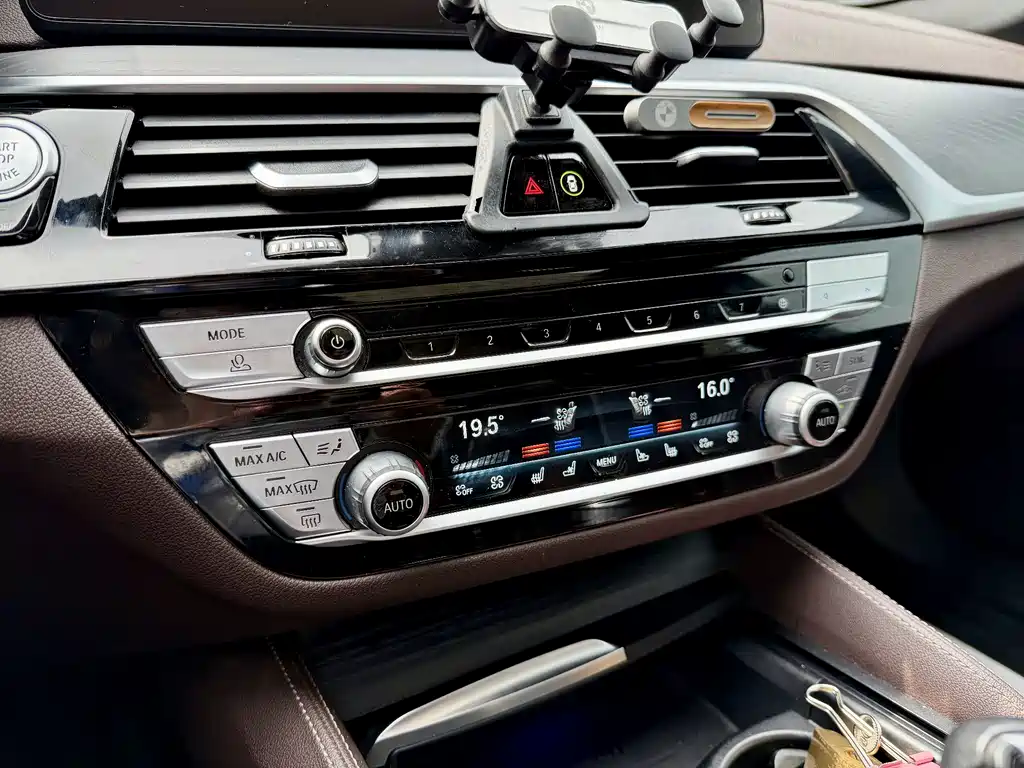 BMW 5 Series 2021 — фото 10